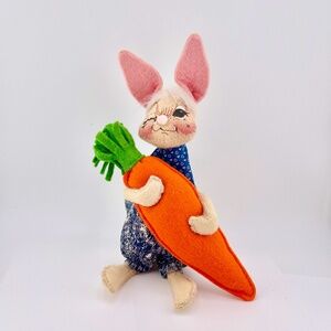 Annalee Spring- Bunny w/ Carrot Figure 1991 Vintage Felt Collectible